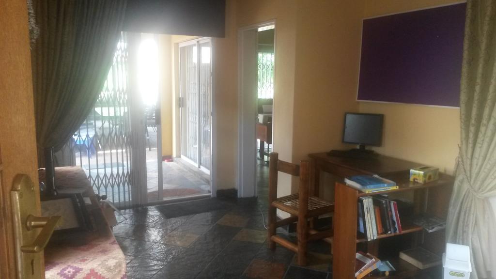The Birches Backpacker Lodge Randburg エクステリア 写真
